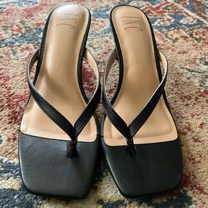 NEVER WORN INC Dionne Thong Slides Heels
